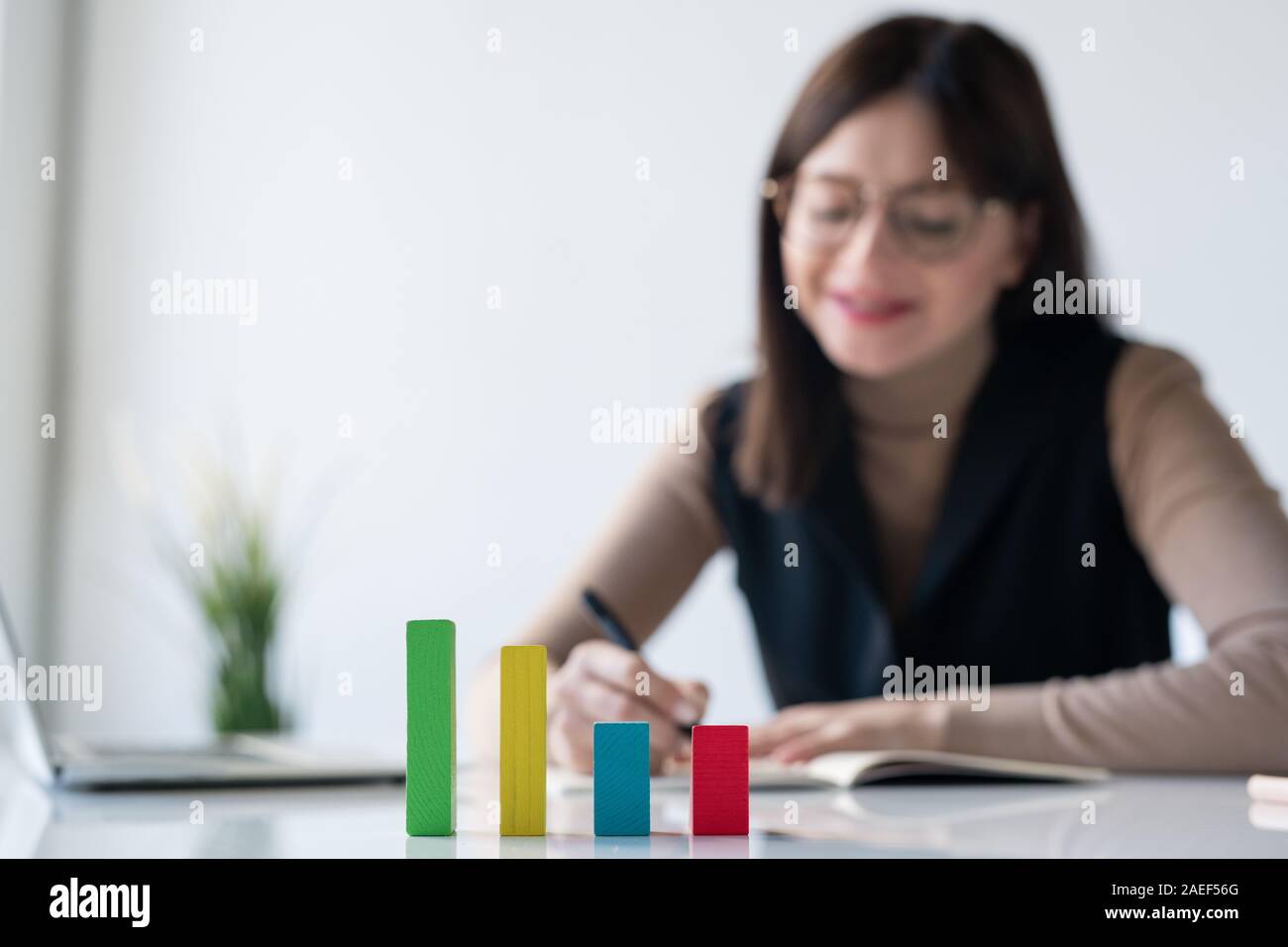 Cube Multi-couleurs tableau à 24 sur fond de notes de banquier femelle Banque D'Images