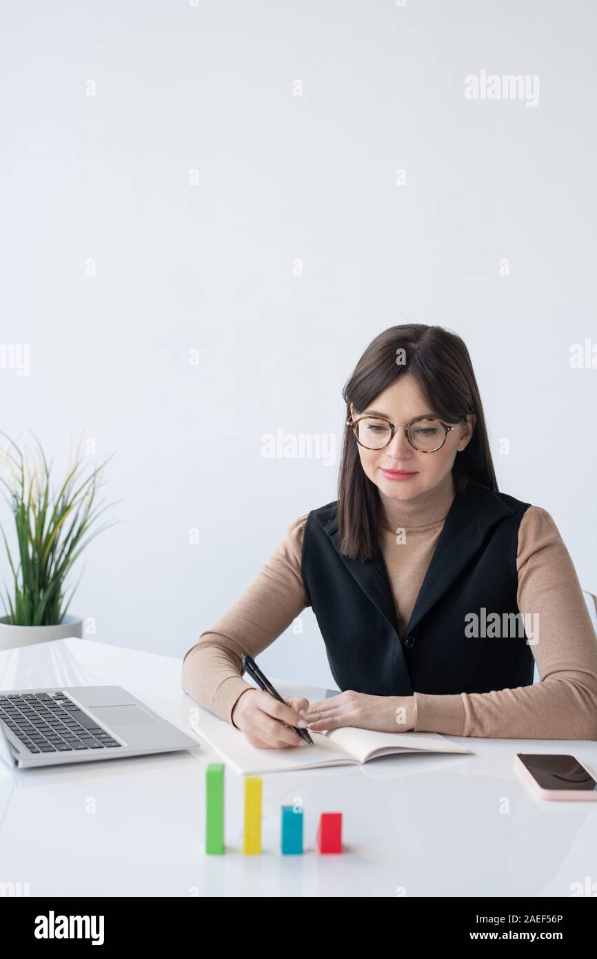 Les jeunes femmes élégantes au courtier à la couleur graphique multi-cube sur 24 Banque D'Images
