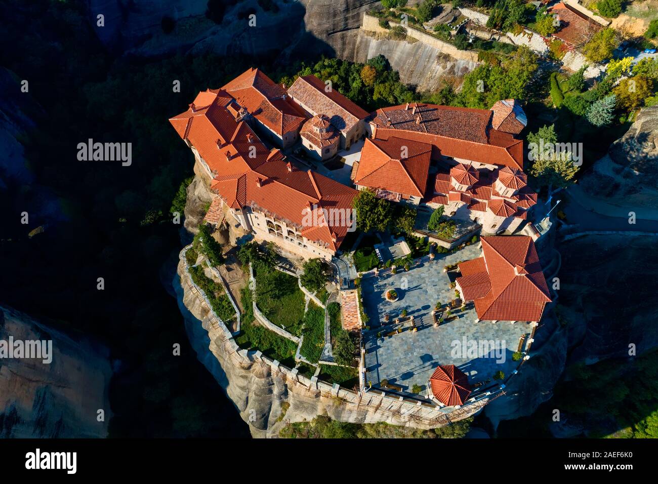 Vue aérienne du monastère de Varlaam sur le haut de la falaise en Meteora Kalabaka, près de Trikala, Grèce Banque D'Images