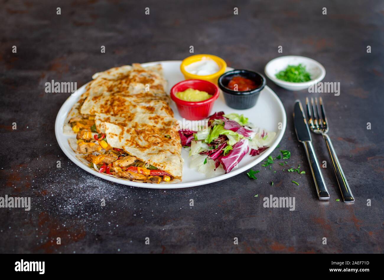 Repas de luxe avec poulet et crêpe, et diverses sauces, mayonnaise et ketchup moutarde, Banque D'Images