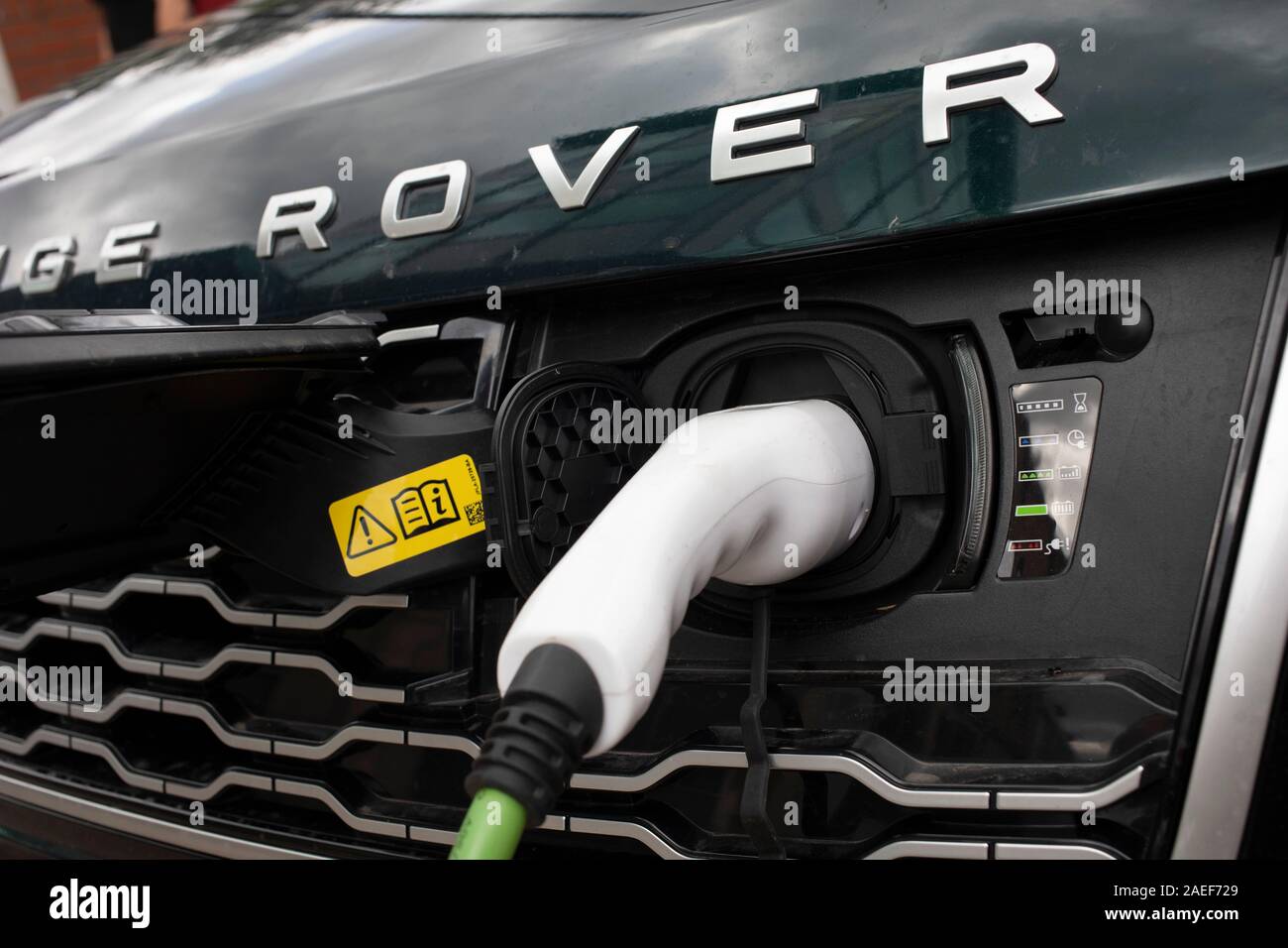 Range Rover SUV voiture à un point de recharge électrique à