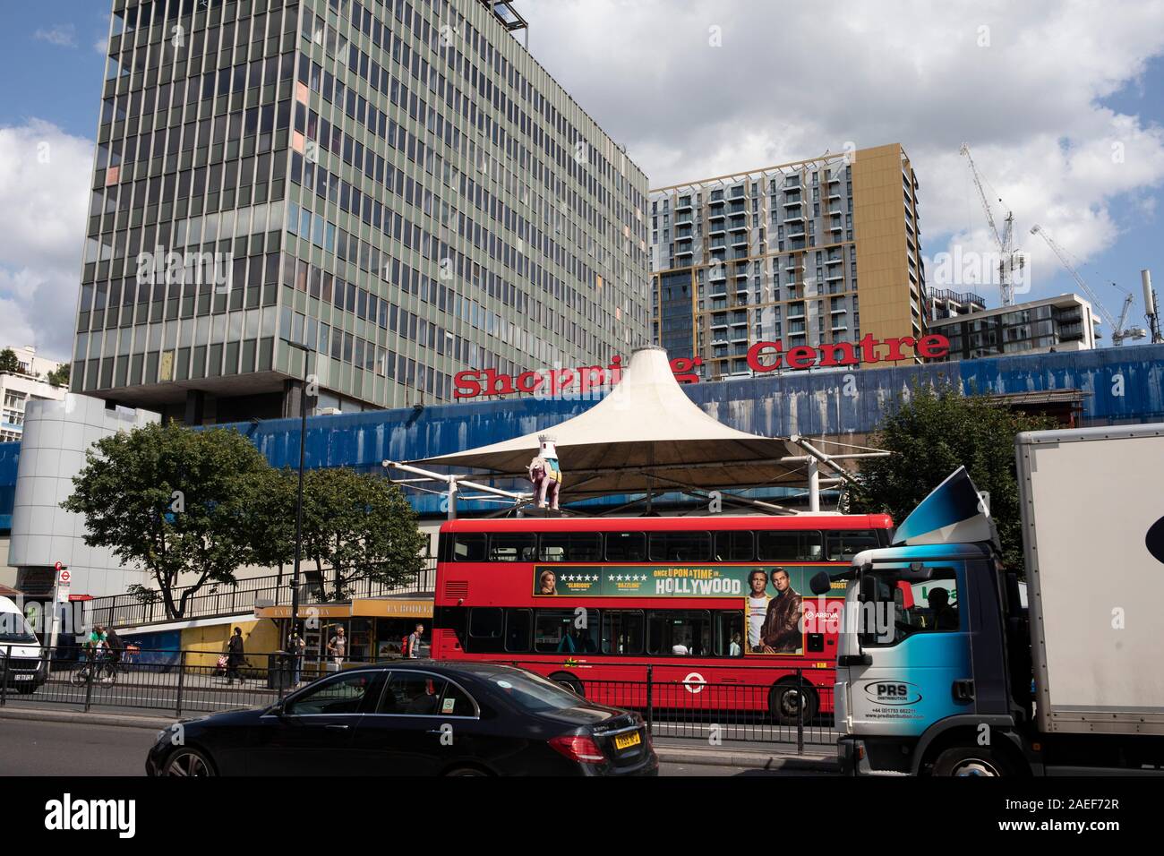 Transports publics Bus TFL à Elephant and Castle à Londres, au Royaume-Uni. La zone est maintenant l'objet d'un réaménagement prévu maître-élève à EUR 1,5 milliards. Un cadre de développement a été approuvé par Southwark Conseil en 2004. Il couvre 69 hectares et prévoit la restauration de l'éléphant pour le rôle de centre urbain majeur pour l'archipel du sud de Londres. Banque D'Images