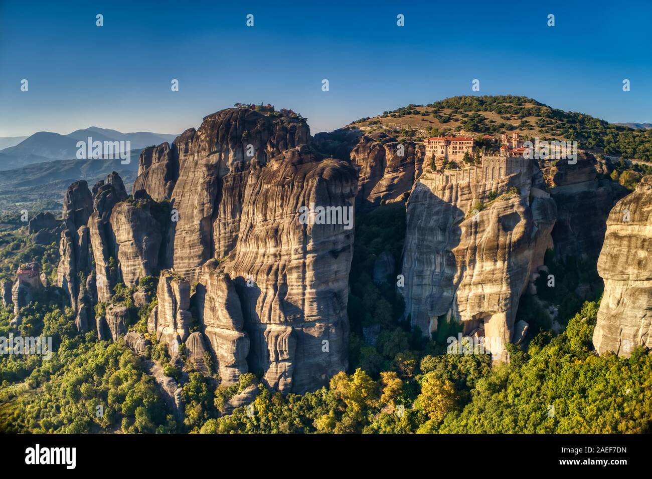 Vue aérienne du monastère de Varlaam sur le haut de la falaise en Meteora Kalabaka, près de Trikala, Grèce Banque D'Images