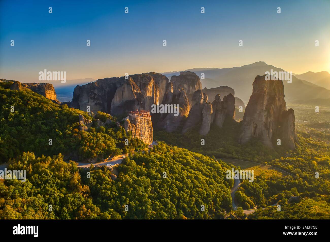 Vue aérienne du monastère Rousanou en haut de la falaise dans près de Meteora Kalabaka, Trikala, Grèce Banque D'Images