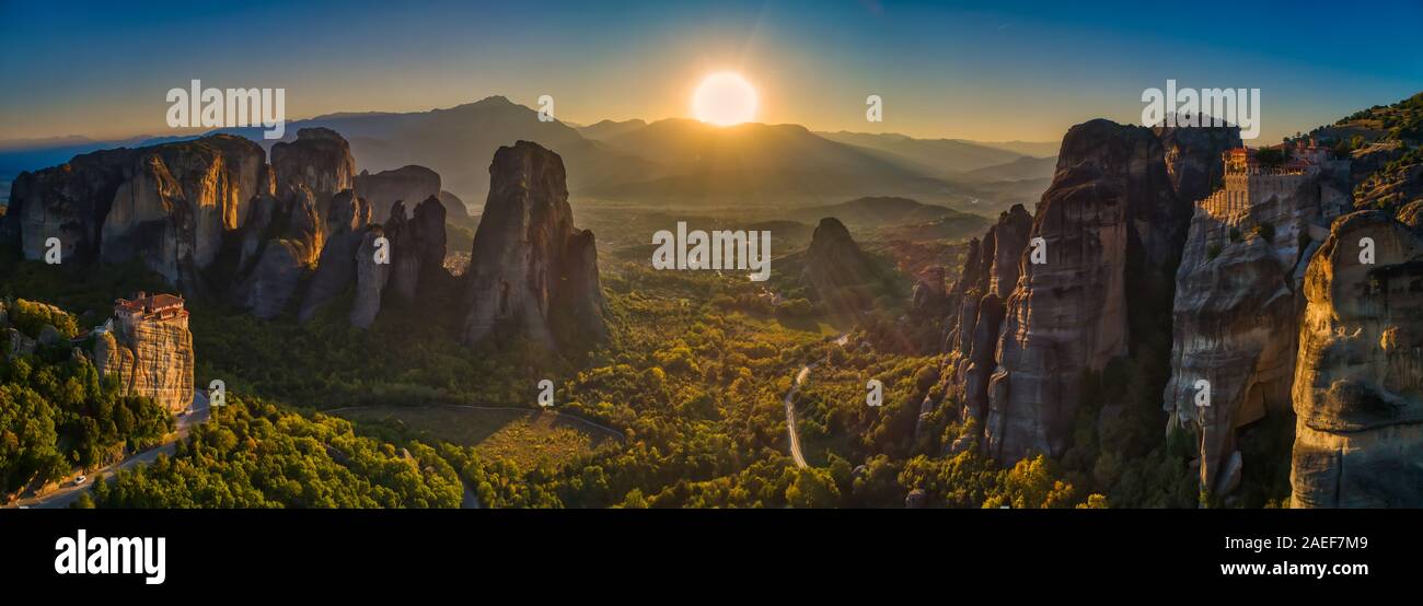 Paysage avec les monastères et les formations rocheuses des météores en Grèce., pendant le coucher du soleil. Banque D'Images