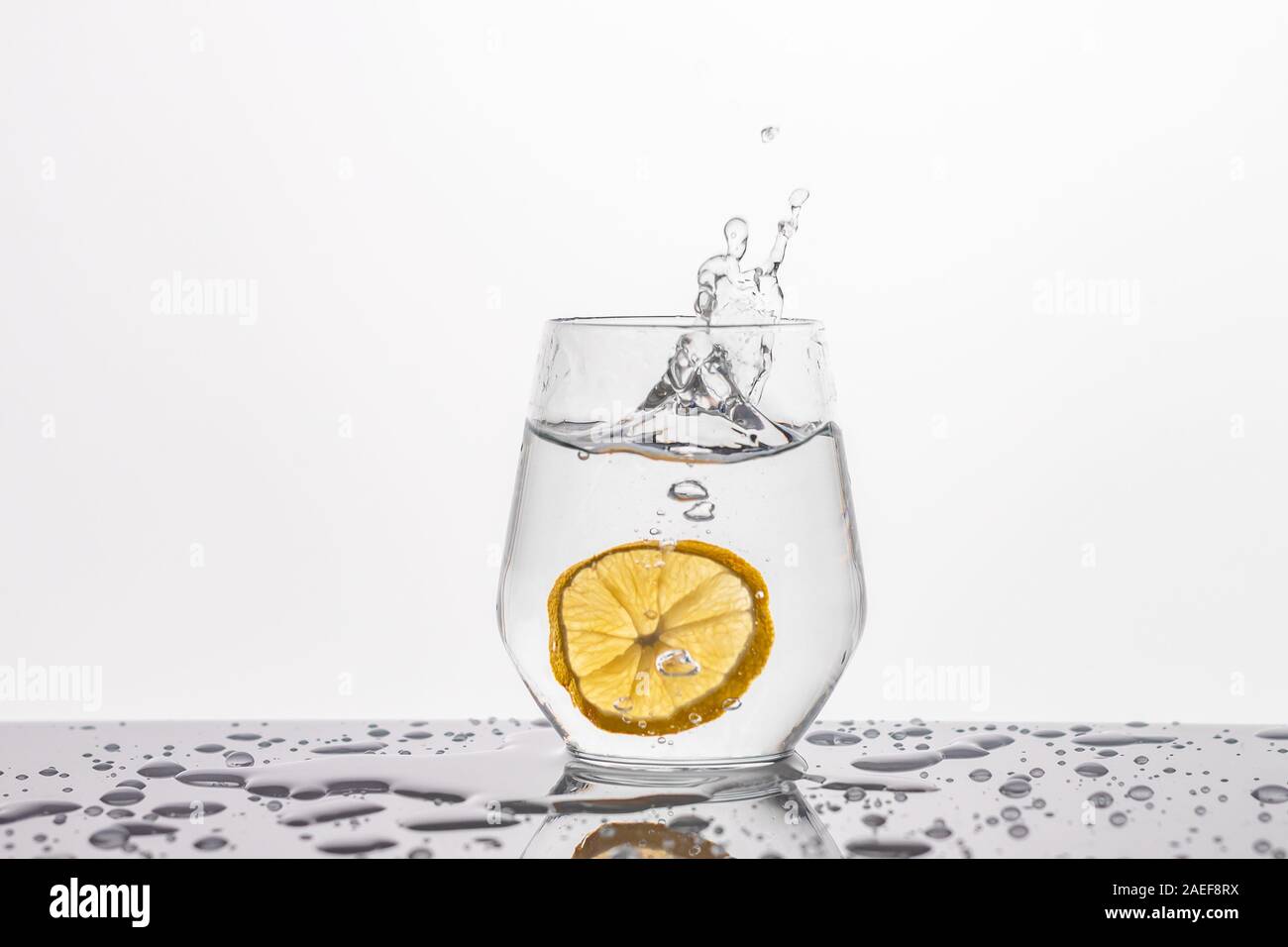 Un verre d'eau avec une rondelle de citron sur un fond miroir sur fond noir  Photo Stock - Alamy