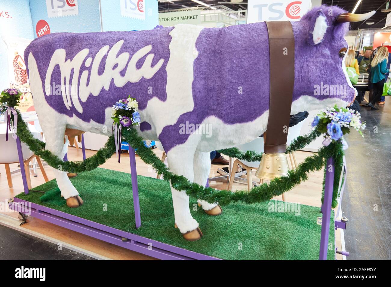 COLOGNE, octobre 2019 : vache Milka mauve comme décoration à la foire alimentaire ANUGA Banque D'Images