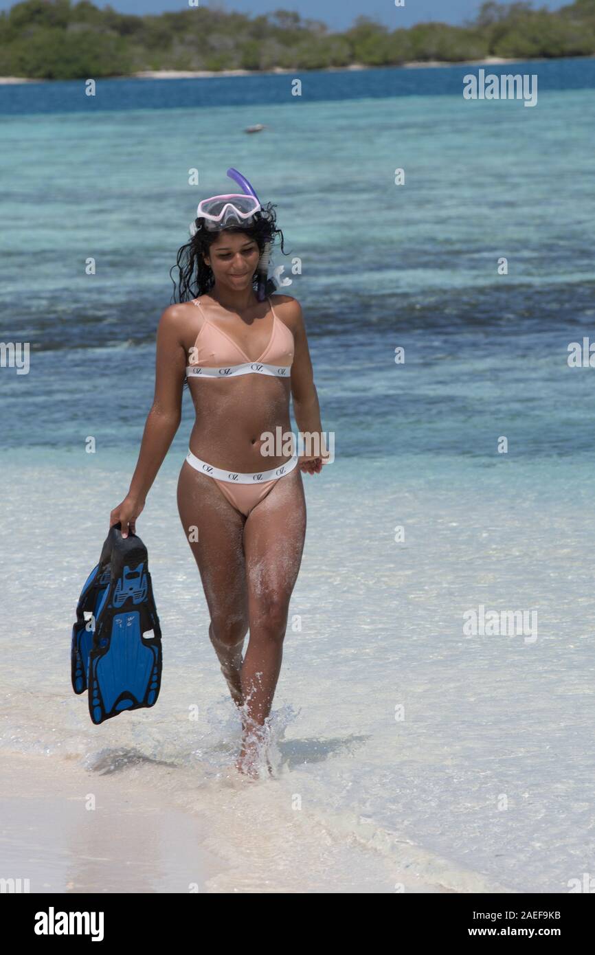 Beach Vacation tuba tuba girl avec masque et palmes. Bikini woman relaxing on été escapade tropicale faisant l'activité de plongée avec tuba à remous Banque D'Images