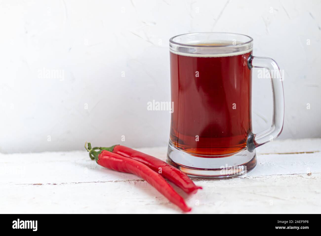 Un grand verre de bière froide. Chou mariné, fermentés dans un bol. Banque D'Images