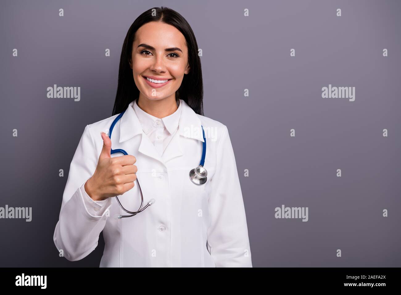 Portrait de femme beuatiful pédiatre recommander elle travaille à l'hôpital montrent thumb up inscrivez-vous suggérer d'excellents soins médicaux porter blanc stéthoscope Banque D'Images