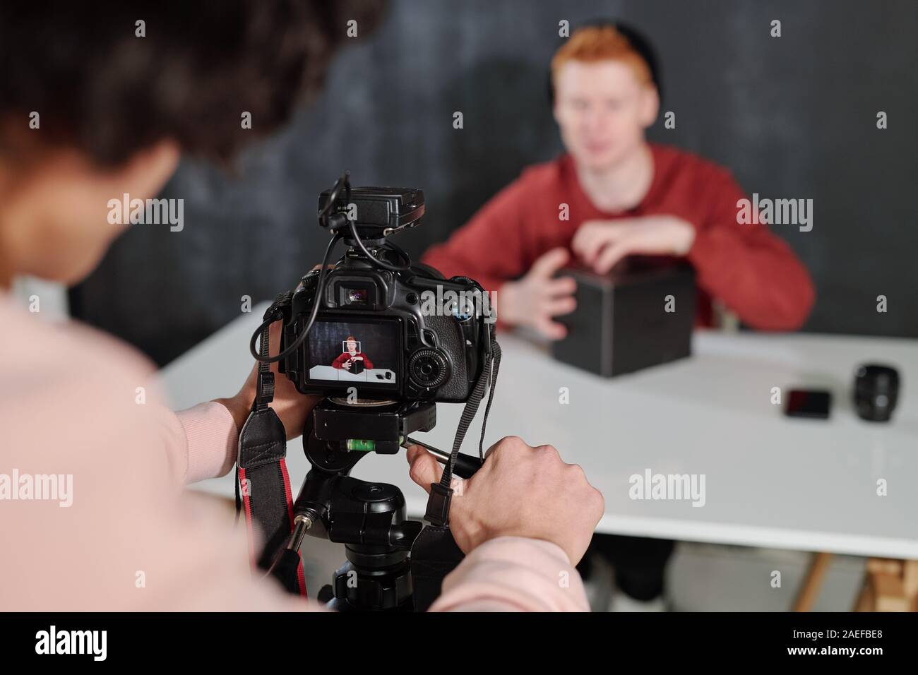 Mains de l'opérateur de prise de vue caméra par jeune homme contemporain vlogger Banque D'Images