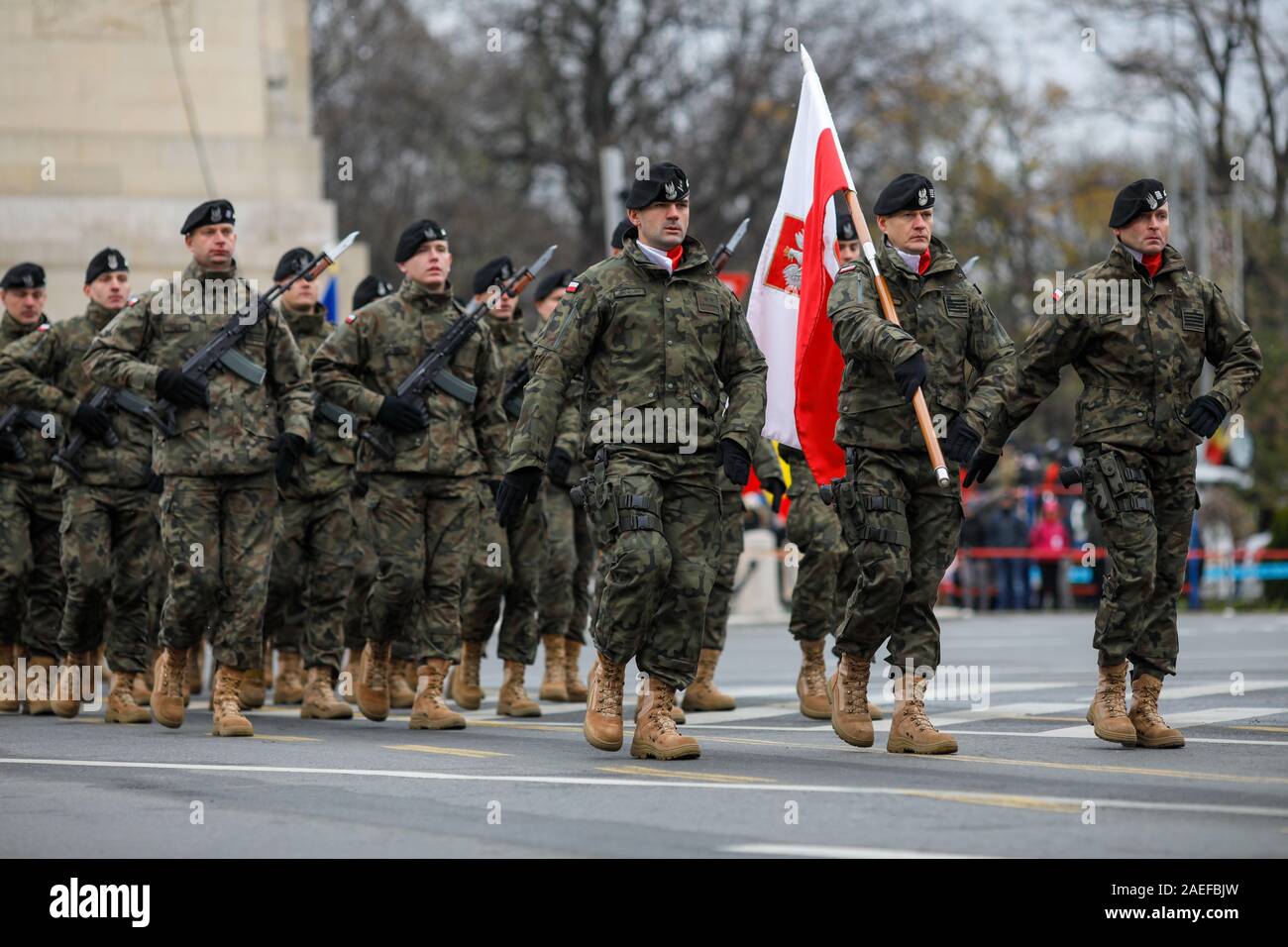 Bucarest, Roumanie - 01 décembre 2019 : des soldats polonais avec Beryl fusils d'prendre part au défilé militaire de la fête nationale roumaine. Banque D'Images