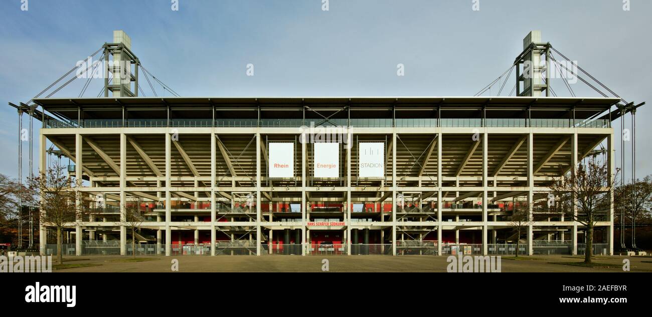 La Rheinenergie Stadion de l'extérieur, le stade de football du club de cologne 1. FC Köln, sur une journée d'hiver ensoleillée, avec ciel bleu et quelques nuages blancs, personne ne Banque D'Images
