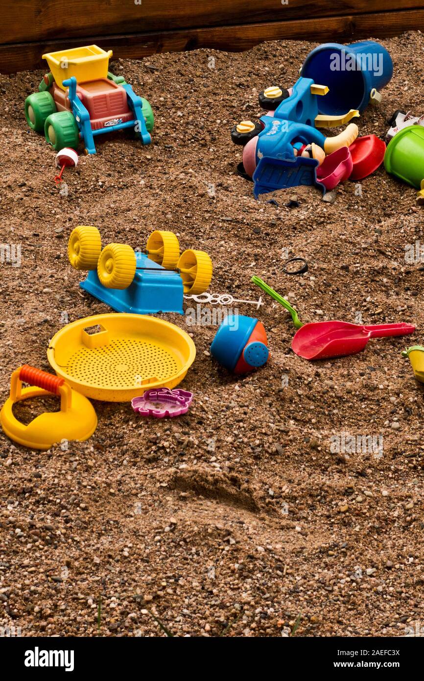 ensemble de jouets en plastique pour enfants abandonnés dans un terrain de jeu Banque D'Images