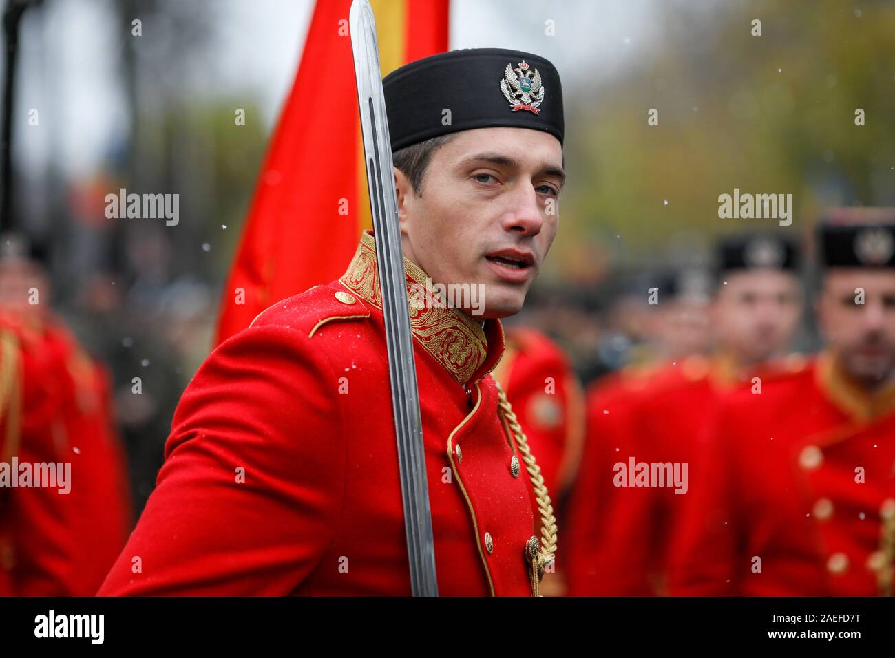 Bucarest, Roumanie - 01 décembre 2019 : Le Monténégro soldats prendre part à la parade militaire de la fête nationale roumaine pendant un jour de neige. Banque D'Images