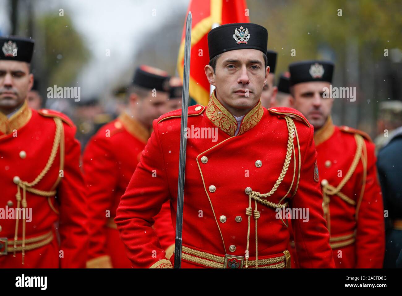 Bucarest, Roumanie - 01 décembre 2019 : Le Monténégro soldats prendre part à la parade militaire de la fête nationale roumaine pendant un jour de neige. Banque D'Images