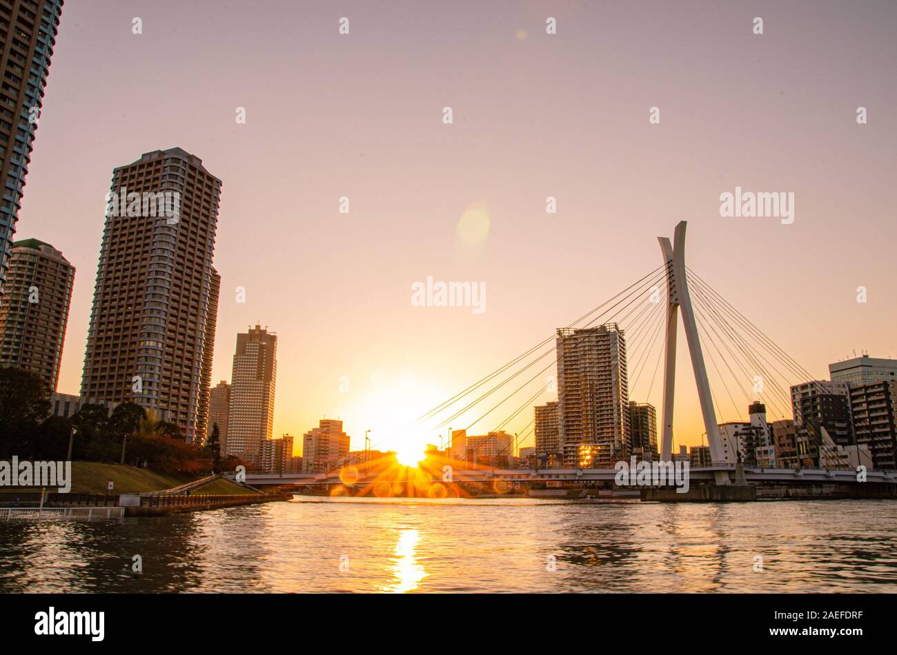 Coucher du soleil dans la rivière de Tokyo, Japon Banque D'Images