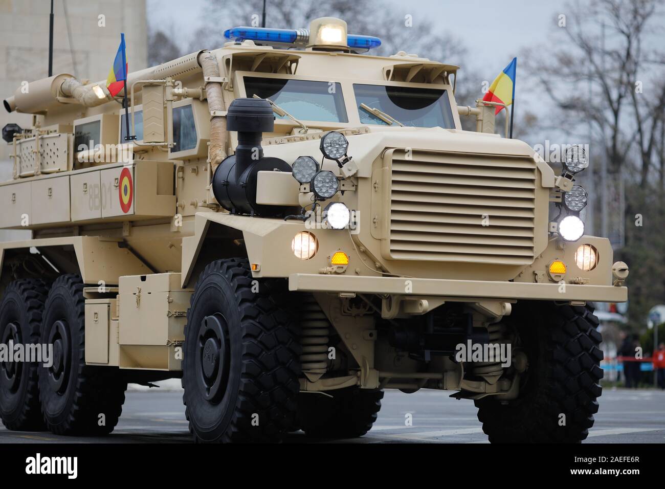 Bucarest, Roumanie - décembre 1, 2019 : le MRAP véhicule blindé de combat COUGAR au défilé militaire de la fête nationale roumaine. Banque D'Images