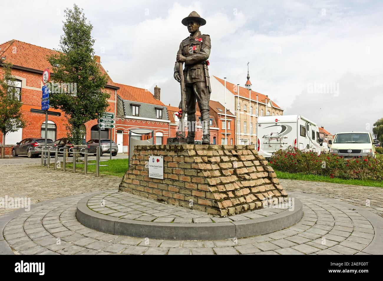 Cette statue de Messines, en Belgique, est intitulé le soldat néo-zélandais, par Jan Dieusaert, il est connu localement comme "sergent Kiwi.' Banque D'Images