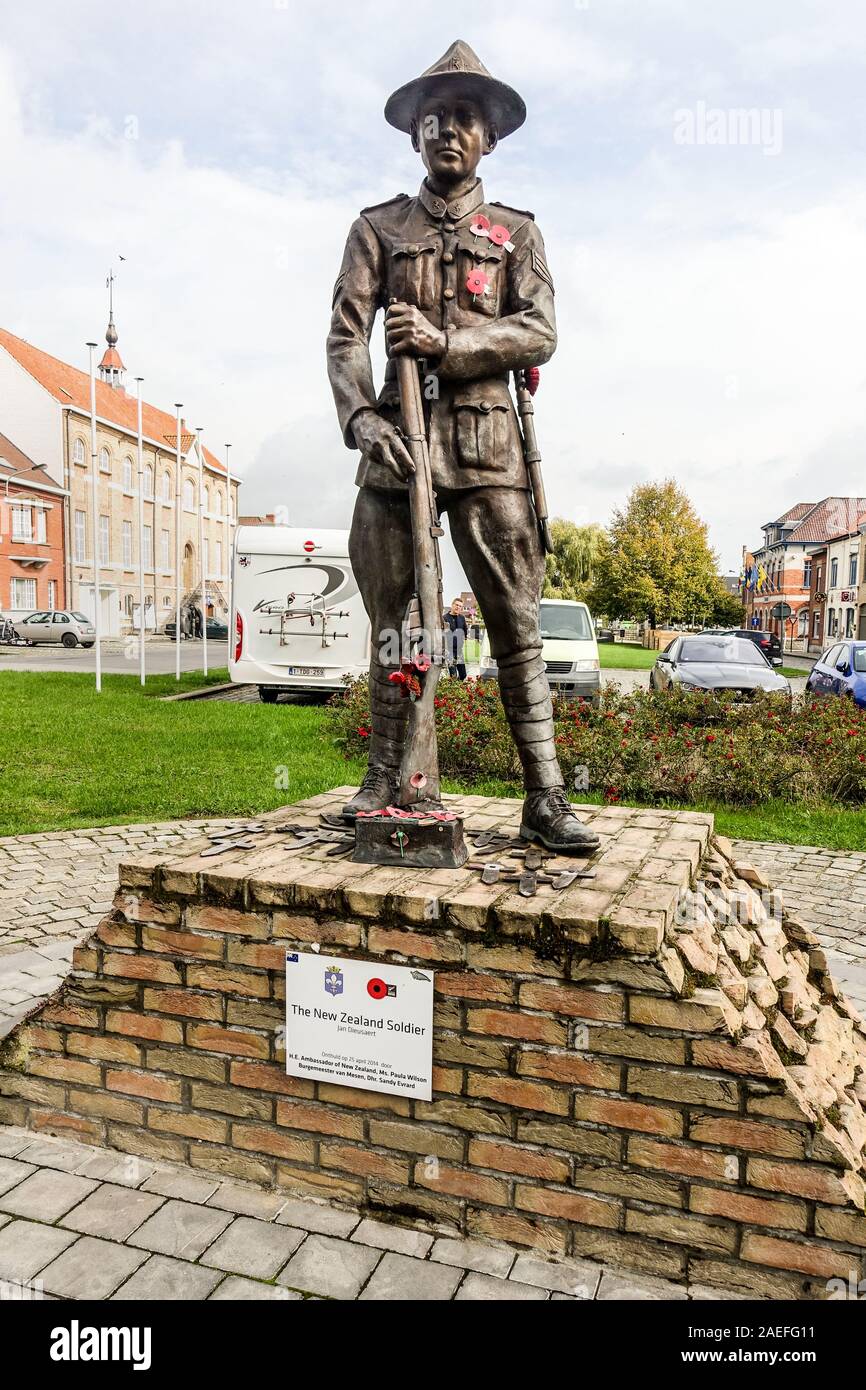 Cette statue de Messines, en Belgique, est intitulé le soldat néo-zélandais, par Jan Dieusaert, il est connu localement comme "sergent Kiwi.' Banque D'Images