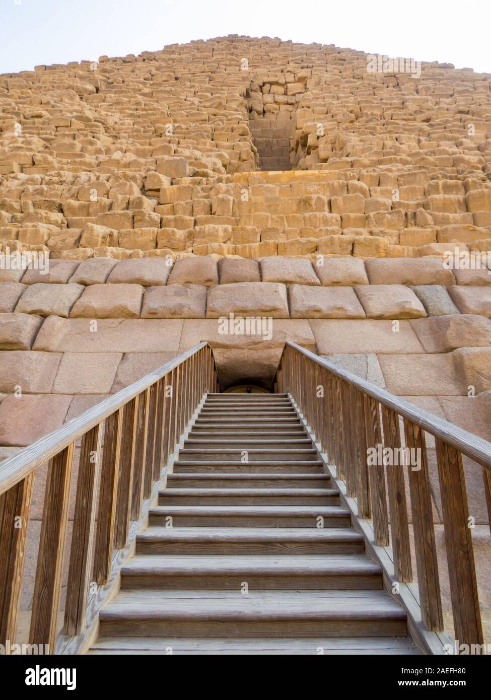 Vue de l'entrée de la pyramide de Gizeh Nécropole Menkaourê sur. Au Caire, Egypte Banque D'Images