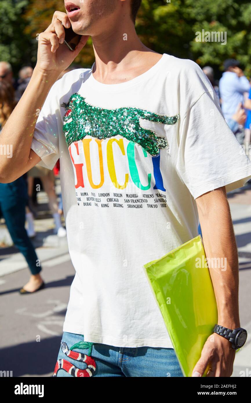MILAN, ITALIE - 21 septembre 2019 : l'homme avec Gucci chemise blanche avec  tigre sequin vert avant d'Msgm fashion show, Milan Fashion Week street  style Photo Stock - Alamy