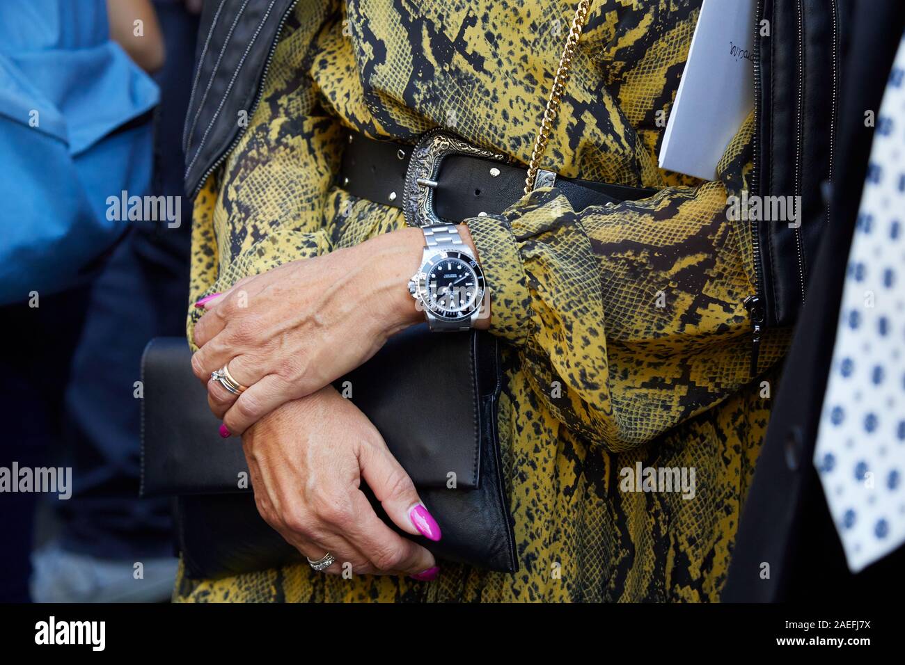 MILAN, ITALIE - 21 septembre 2019 : Femme avec Rolex Submariner watch et en  cuir de reptile jaune robe de conception avant d'Ermanno Scervino fashion  show, Mil Photo Stock - Alamy