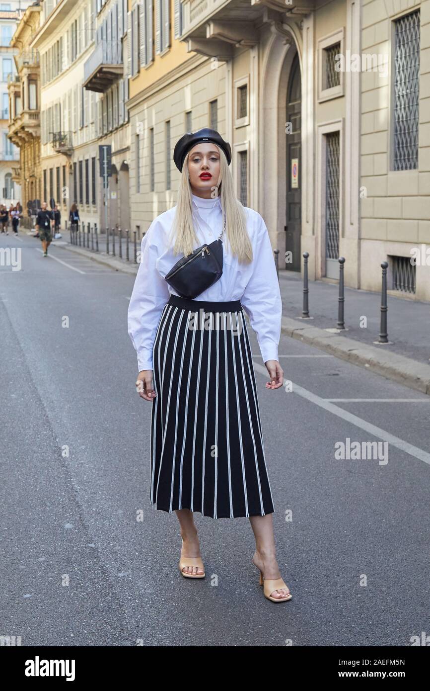 MILAN, ITALIE - 21 septembre 2019 : Femme avec jupe noir et blanc et noir cuir chapeau avant de Giorgio Armani fashion show, Milan Fashion Week stree Banque D'Images