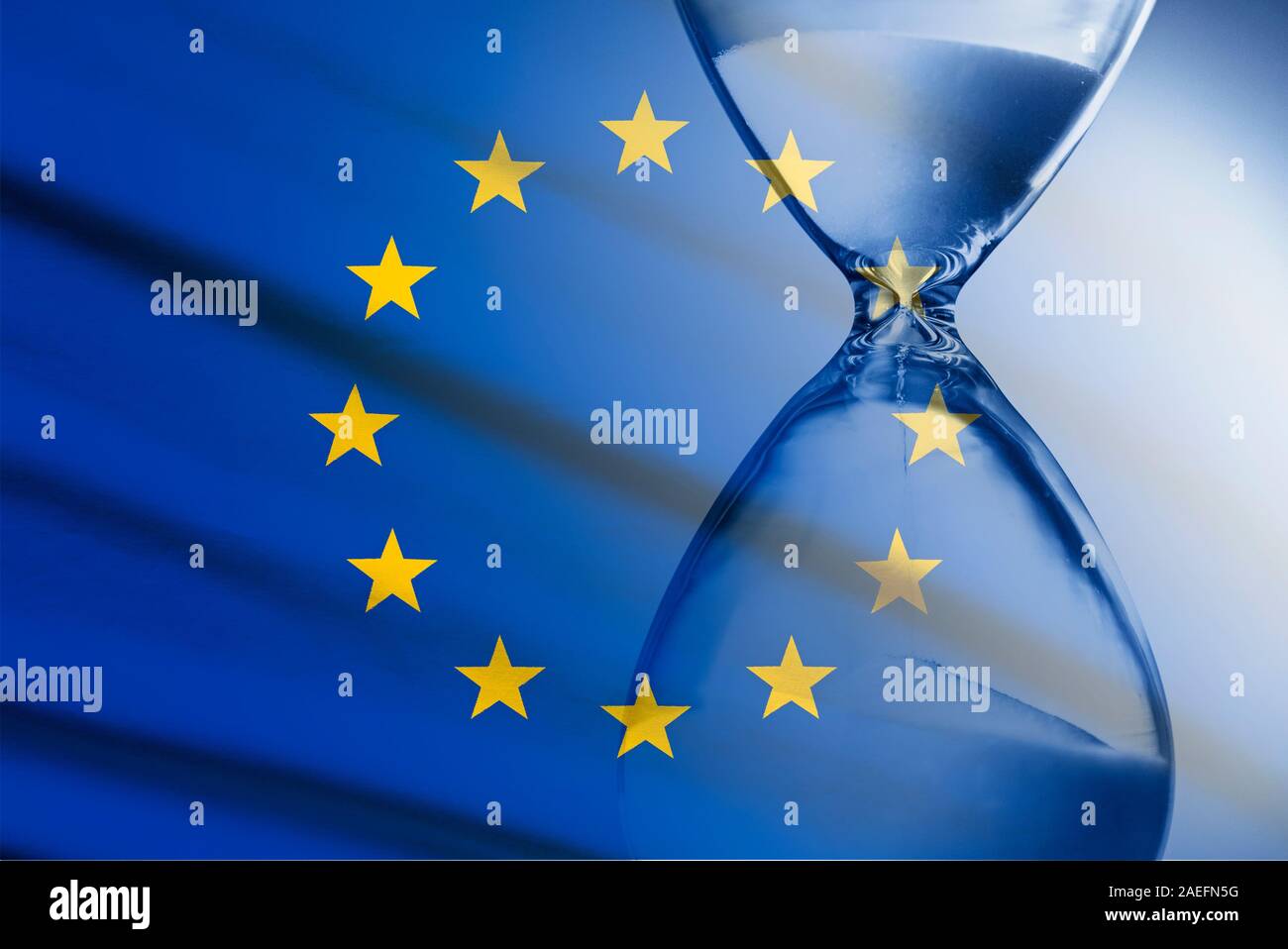 Image composite de la drapeau de l'UE et hourglass Banque D'Images