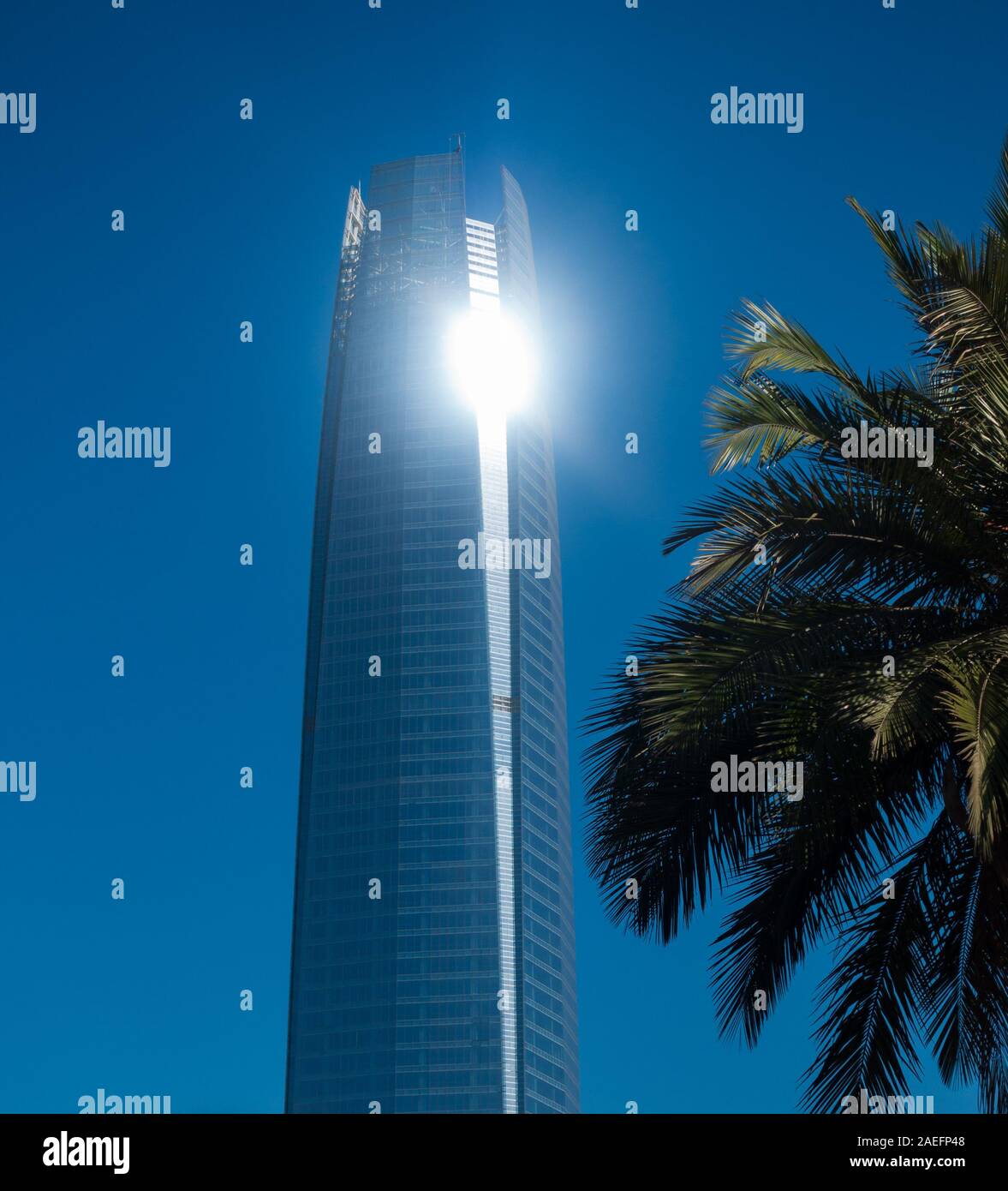 Santiago de Chile Costanera center building against blue sky Banque D'Images