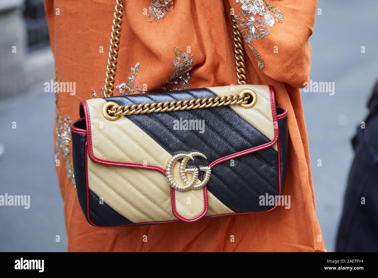 Black gucci bag Banque de photographies et d'images à haute résolution -  Alamy