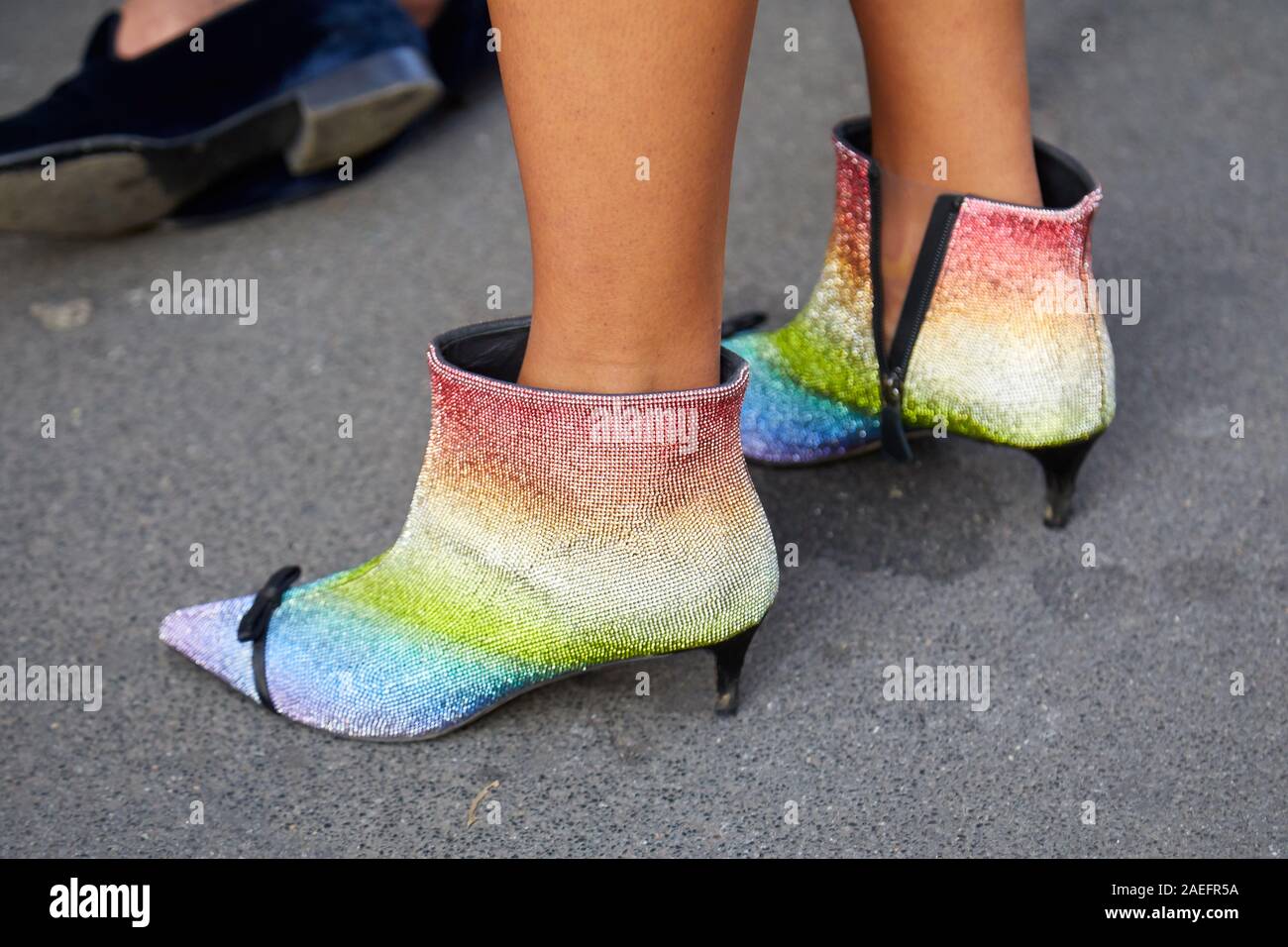 MILAN, ITALIE - 21 septembre 2019 : Femme avec rainbow color glitter chaussures avant de Giorgio Armani fashion show, Milan Fashion Week street style ? Banque D'Images