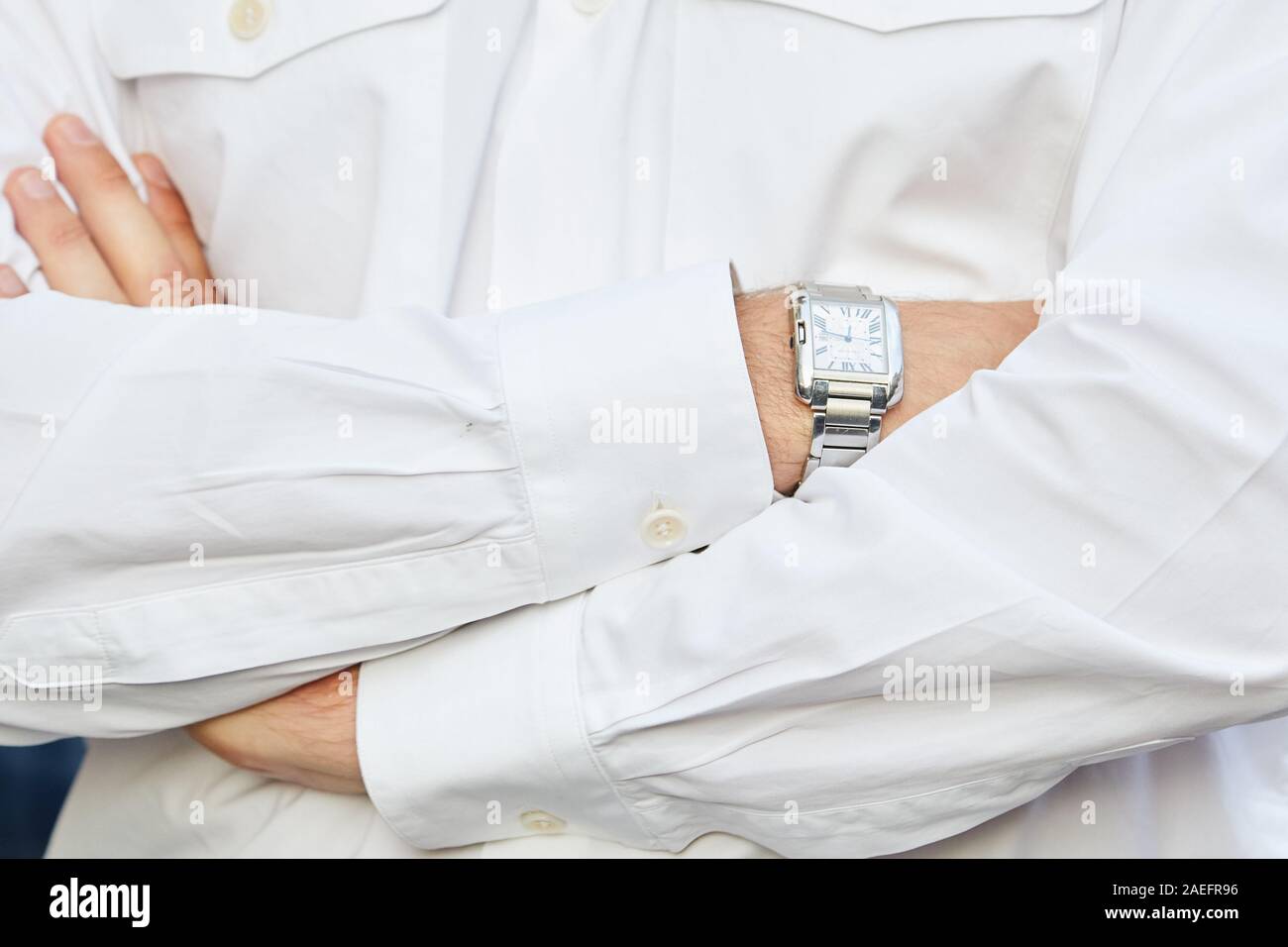 MILAN, ITALIE - 21 septembre 2019 : l'homme avec Cartier watch et chemise  blanche avant de Giorgio Armani fashion show, Milan Fashion Week street  style Photo Stock - Alamy