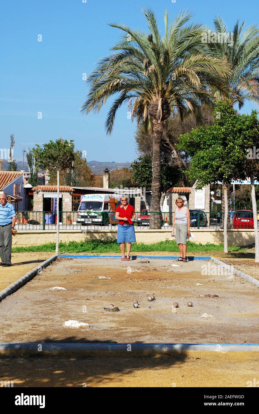 Personnes âgées Personnes jouant pétanque / Boule, Torre del Mar, la province de Malaga, Andalousie, Espagne, Europe de l'Ouest. Banque D'Images