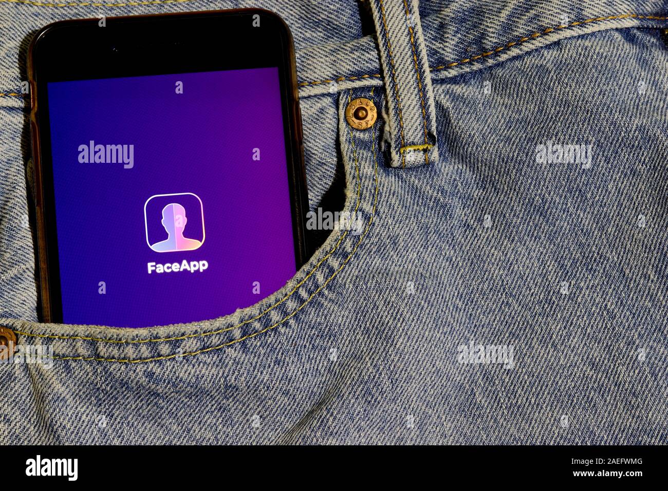 Los Angeles, États-Unis - 10 mars 2020: Téléphone avec le logo de l'application Faceapp dans la poche denim jeans gros plan, éditorial illustratif Banque D'Images