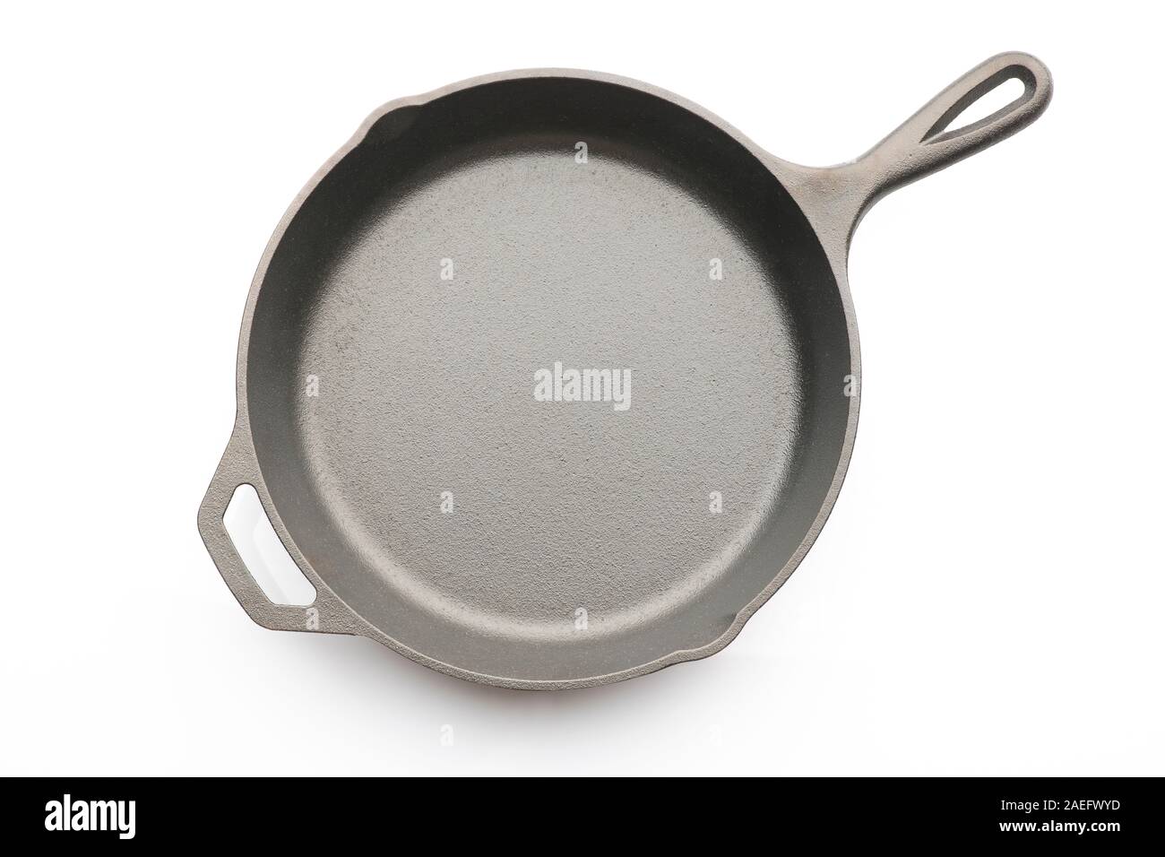 Vue de dessus de poêle en fonte sur fond blanc Banque D'Images