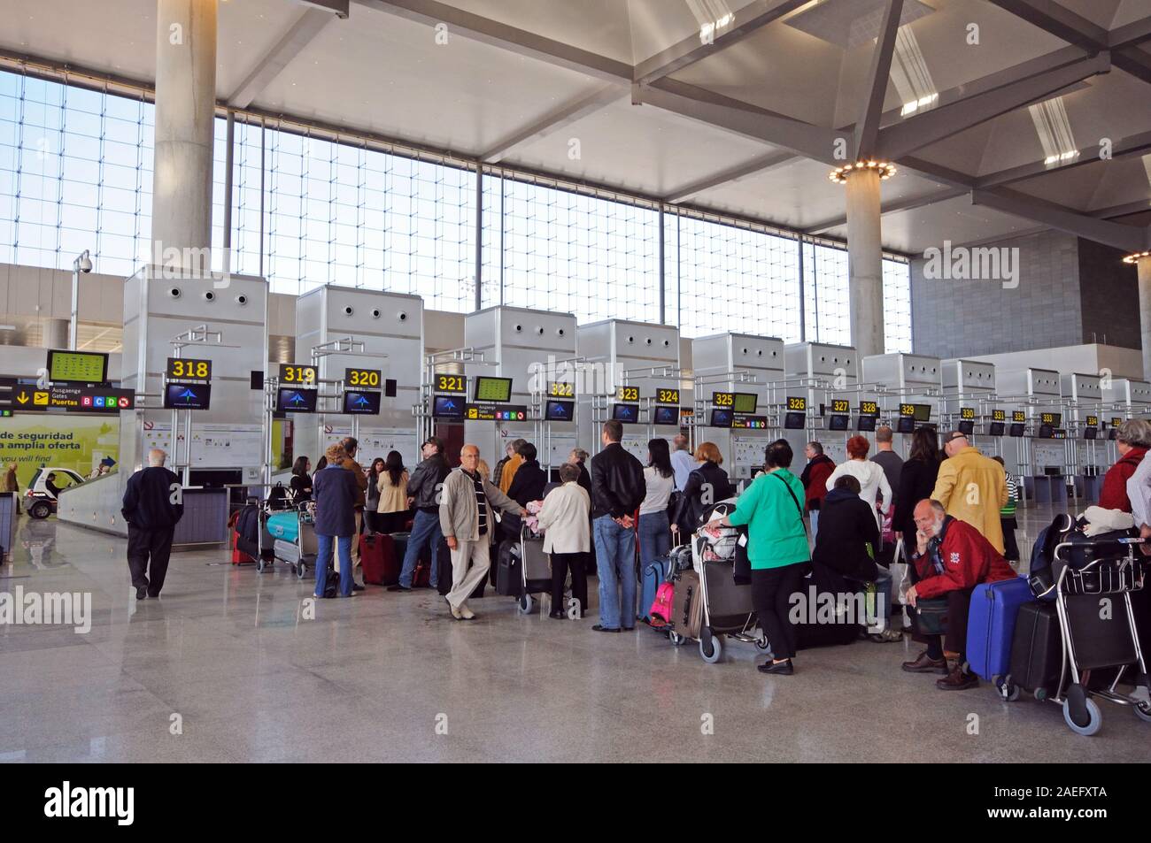 Passagers en attente d'enregistrement pour les vols au départ de l'aérogare 3 lounge à l'aéroport de Malaga, Malaga, Costa del Sol, Espagne. Banque D'Images