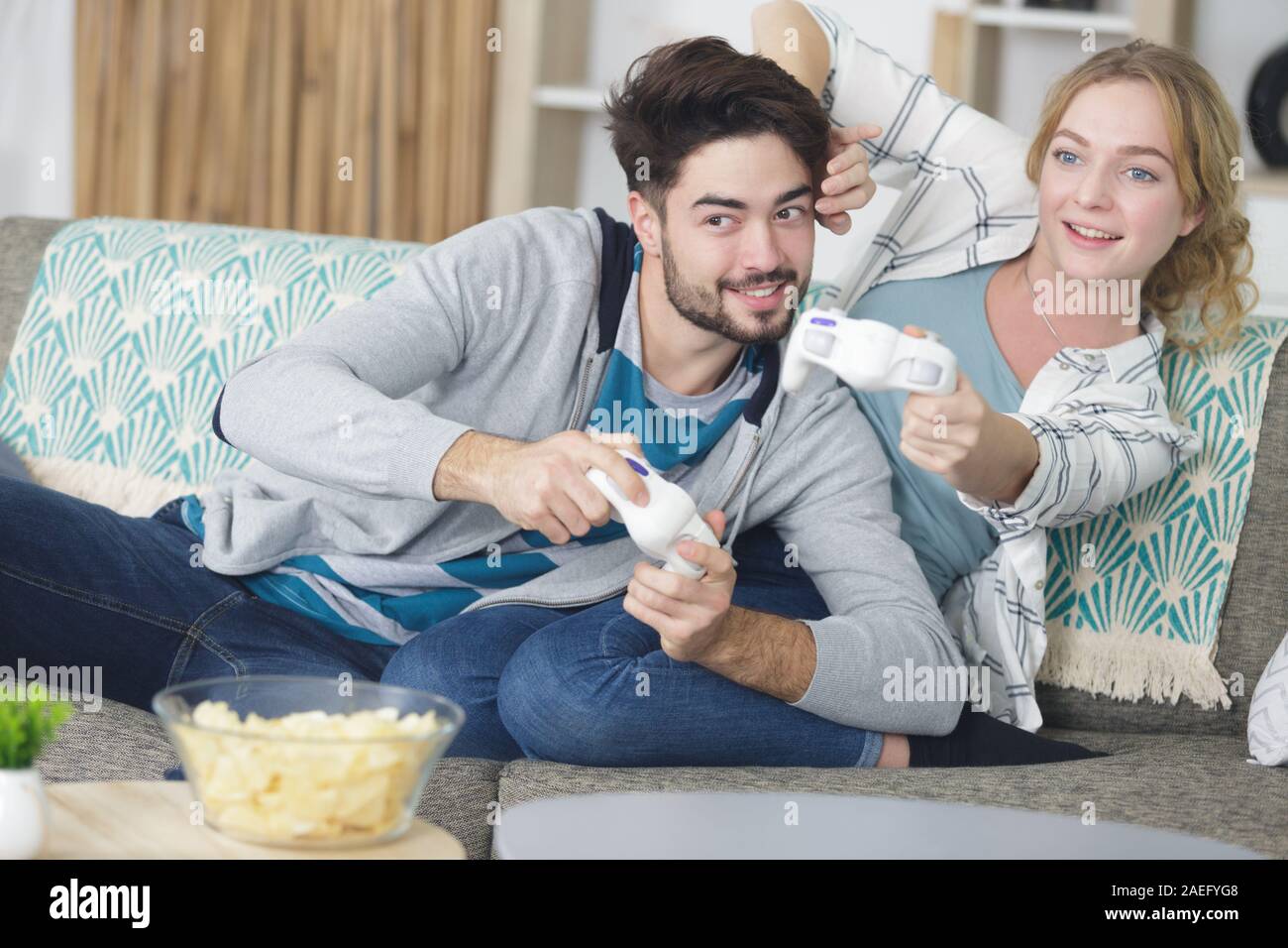 Jeune couple playing video game Banque D'Images