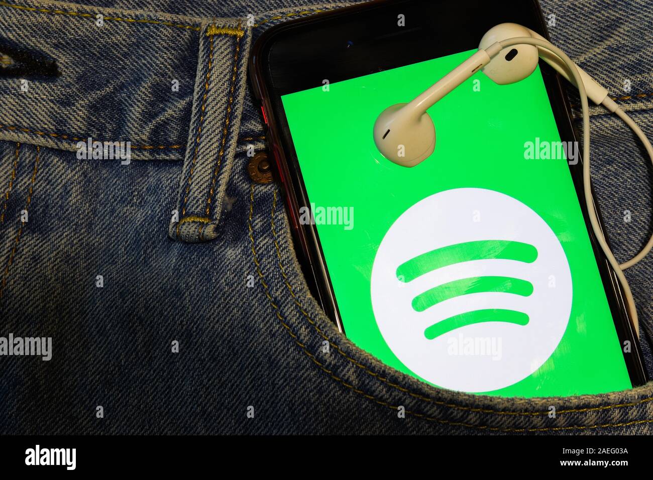 Téléphone avec Spotify logo sur écran dans la poche de jean bleu avec des écouteurs. Los Angeles, Californie, USA - 13 octobre 2019, rédaction d'illustration Banque D'Images