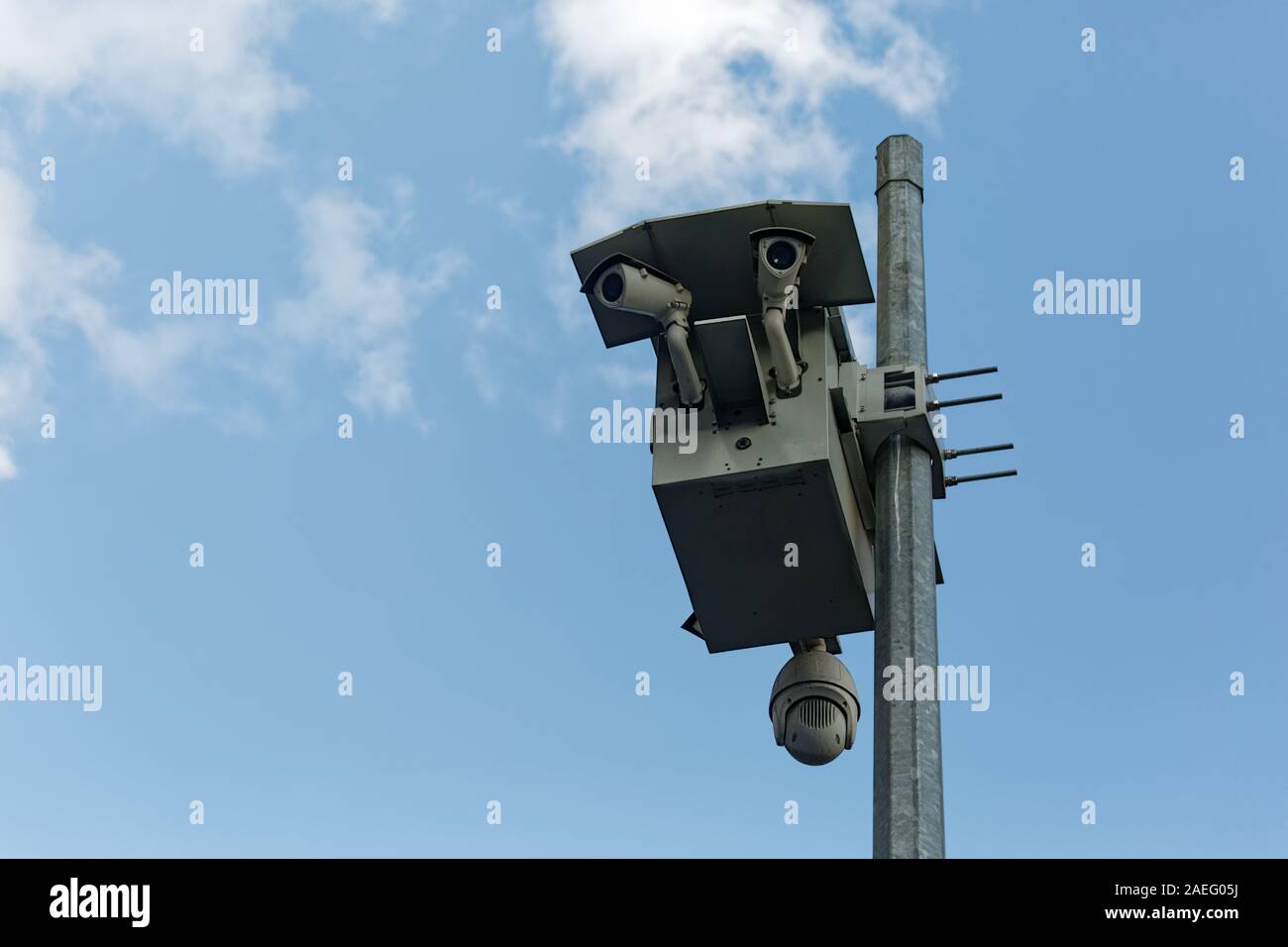 Les caméras de surveillance numérique (EDS) attaché à un poteau à Istanbul en Turquie. Vue de dessous et partielle des nuages sur un ciel bleu en arrière-plan. Banque D'Images
