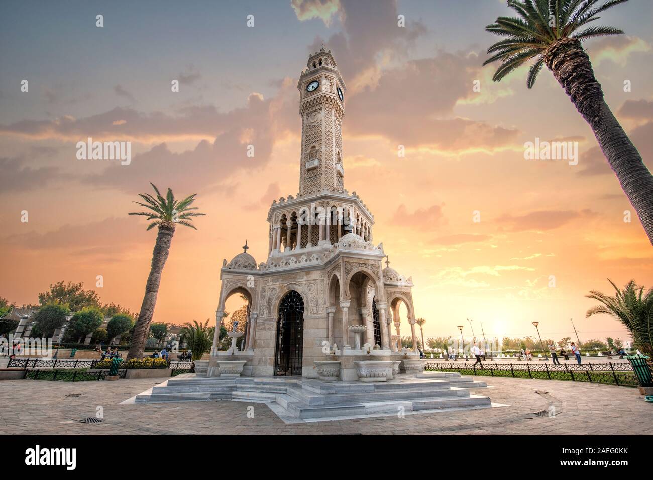 Izmir, Turquie - Konak Square Street view avec l'ancienne tour de l'horloge (Saat Kulesi) au coucher du soleil. Il a été construit en 1901 et accepté comme symbole officiel Banque D'Images