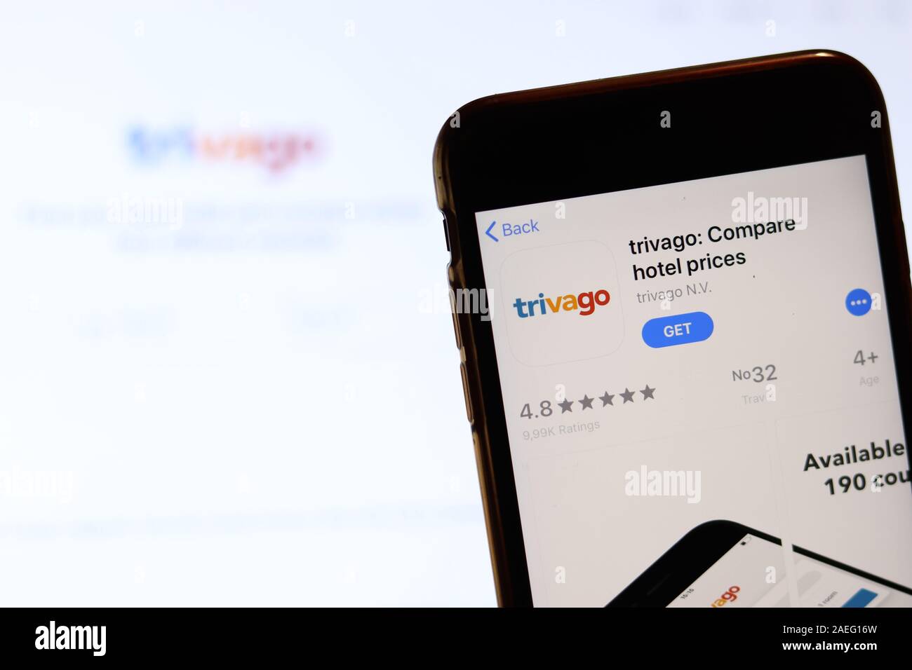 Los Angeles, Californie, USA - 26 novembre 2019 : Trivago icône sur l'écran du téléphone avec le logo sur l'arrière-plan flou, éditorial d'illustration. Banque D'Images