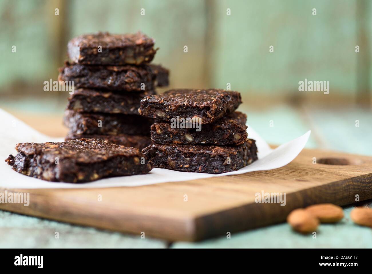 Les sucreries vegan. Pile de brownies végétaliens faits maison sur planche de bois selective focus Banque D'Images