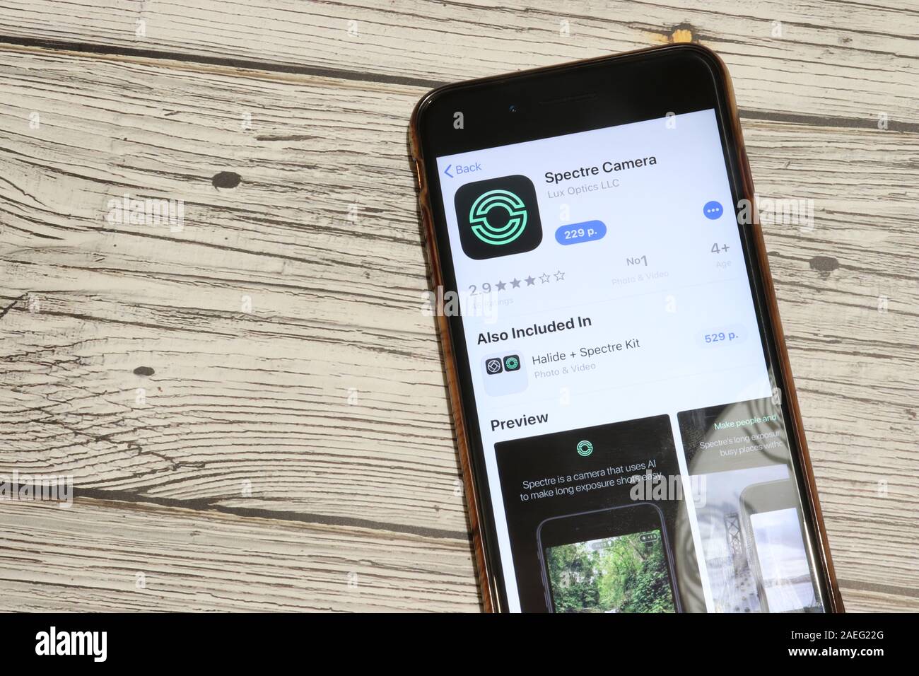 Los Angeles, Californie, USA - 4 décembre 2019 : Appareil photo spectre icône de l'app store sur l'écran du téléphone, vue du dessus sur fond blanc, de rédaction d'illustration. Banque D'Images
