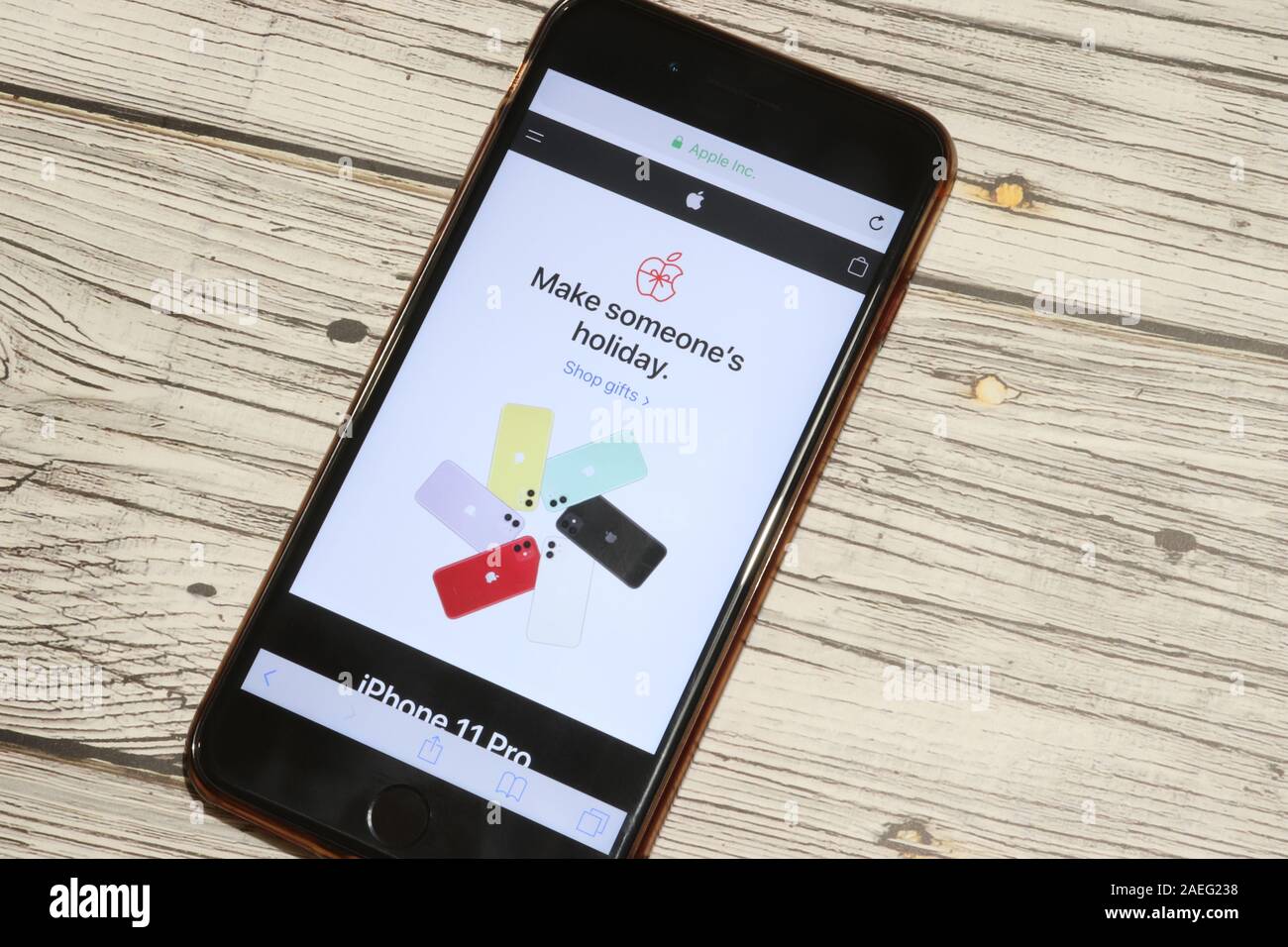 Los Angeles, Californie, USA - 4 décembre 2019 : Web Apple.com page sur l'écran du téléphone Vue supérieure avec copie espace éditorial, d'illustration. Banque D'Images