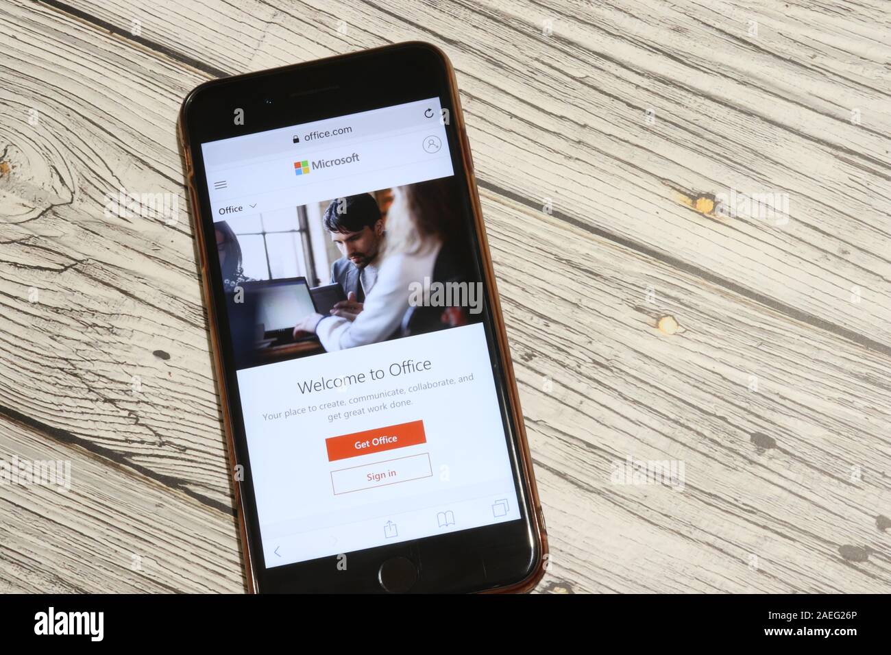 Los Angeles, Californie, USA - 4 décembre 2019 - Office.com page site web sur l'écran du téléphone Vue supérieure avec copie espace éditorial, d'illustration. Banque D'Images