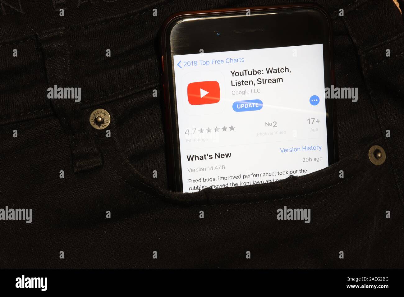 Saint-pétersbourg, Russie - 6 décembre 2019 : écran du téléphone mobile avec YouTube icône dans pocket close-up, de rédaction d'illustration. Banque D'Images