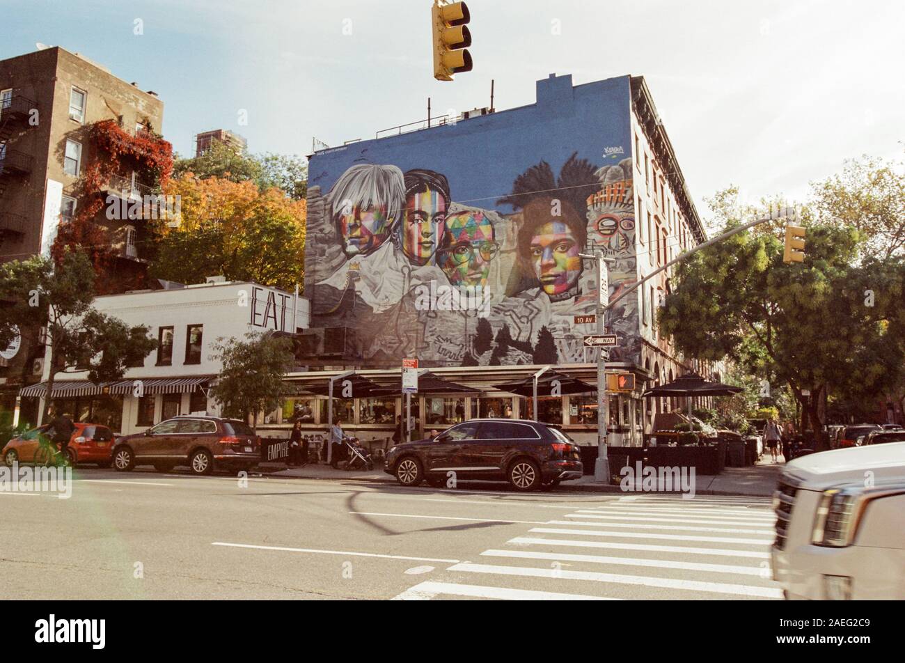 Eduardo Kobra avec peinture murale, Frida Kahlo Andy Warhol, Keith Haring et Jean Michel Bastiquiat. L'Empire Diner, 10e Avenue, New York City, États-Unis Banque D'Images