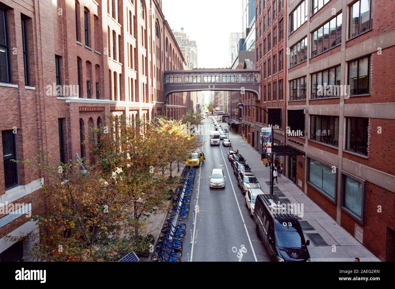 Une passerelle ou pont en ciel photographié à partir de la ligne haute, Chelsea Market, Chelsea, Manhattan, New York City, États-Unis d'Amérique. Banque D'Images