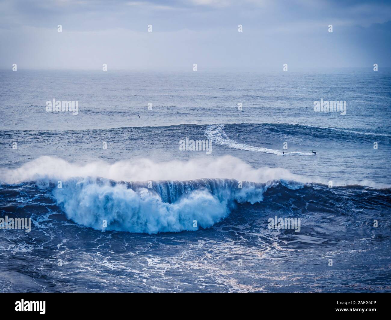 Vagues gigantesques à Albufeira Portugal Banque D'Images